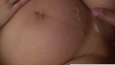 Чувак трахнул беременную даму и кончил на живот