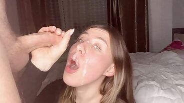 Русская шлюшка совокупляется в домашнем порно и получает камшот на лицо