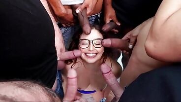 Милашка сосет большие члены стоя на коленях