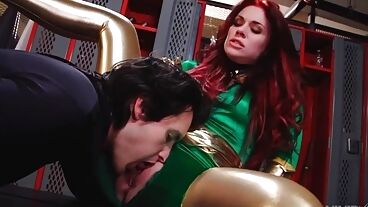 Супер герой отлизал письку Ядовитого Плюща и выебал раком огромным хером