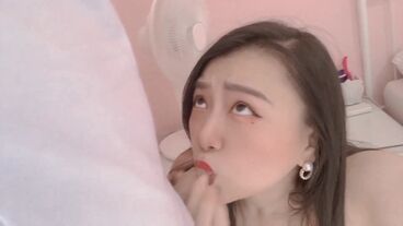 Привлекательная азиатка знатно пососала и получила сперму в рот
