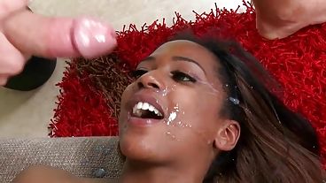 Чувак кончил на лицо молодой шоколадки