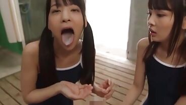 Молодые японки делают двойной минет и делят сперму в групповухе